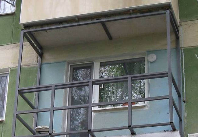 Альтернативное остекление балкона оргстеклом вместо стекла Коломна